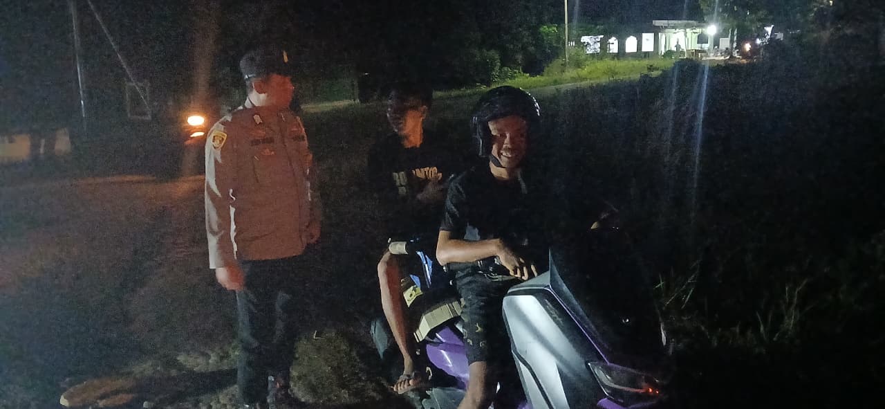 Piket Polsek Sambangi Warga yang sedang Berkendara agar Lebih Berhati-hati di Jalan