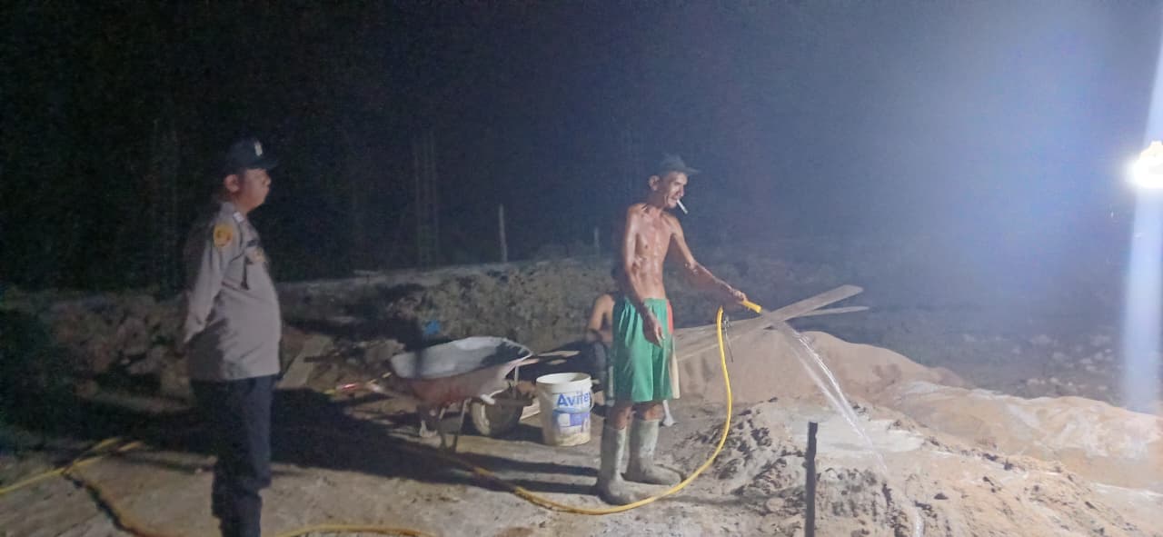 Piket Polsek Silaturahmi ke Masyarakat yang sedang bekerja