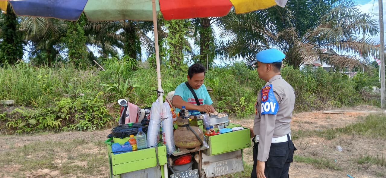 Piket Polsek Lamandau sambang dan Silaturahmi Ke Pedagang