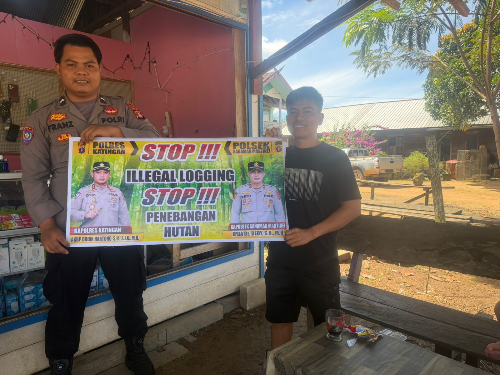 Bhabinkamtibmas laksanakan Sosialisasikan tentang larangan dan sangsi Pidana bagi pelaku Ileggal Logging kepada masyarakat di  Desa Binaan.