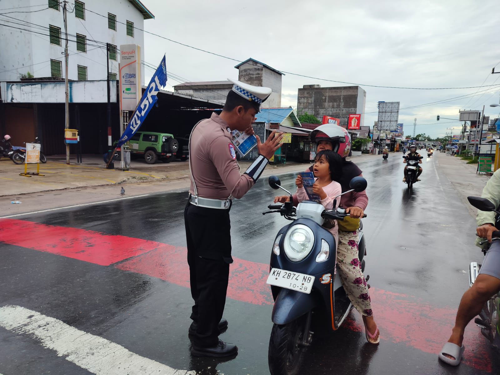 Tidak Menggunakan Helm Saat Berkendara Personel Satlantas Berikan Teguran Humanis.