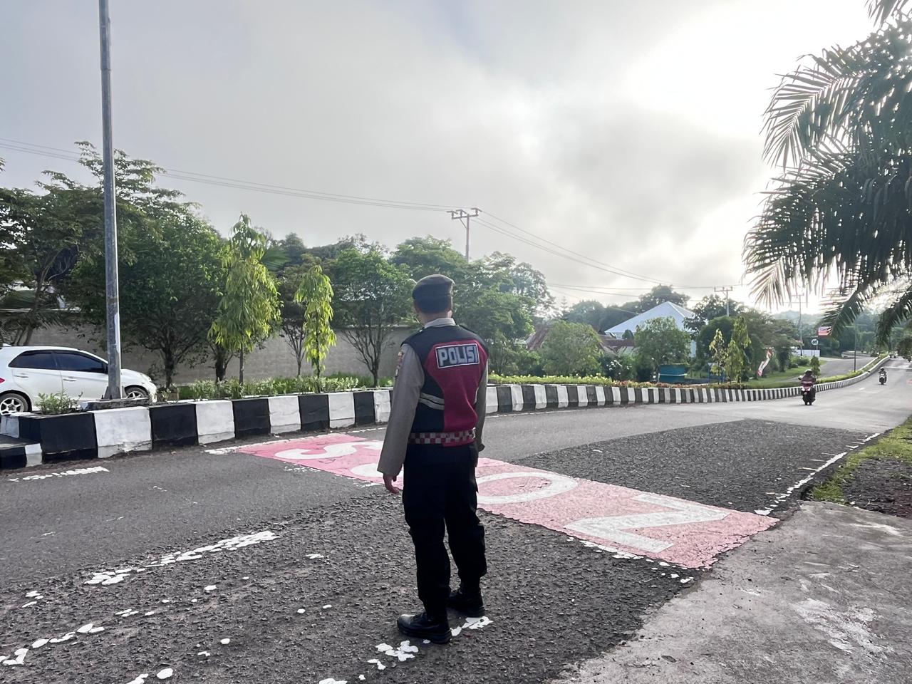 Pagi Hari Lebih Aman, Samapta Polres Lamandau Dampingi Anak Sekolah Menyeberang