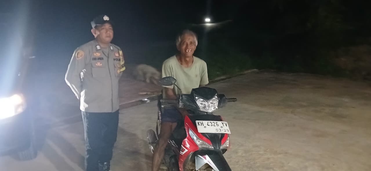 Piket Polsek Sambangi Warga yang sedang Berkendara agar Lebih Berhati-hati di Jalan