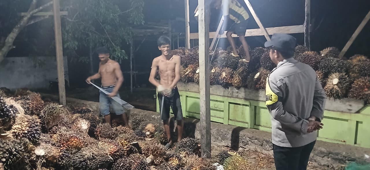 Piket Polsek Silaturahmi ke Masyarakat yang sedang bekerja