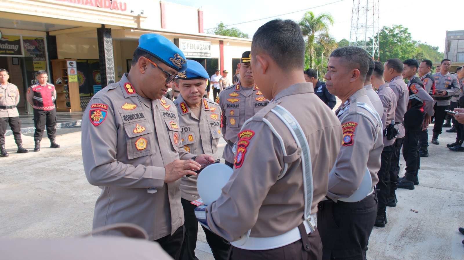 Kabid Propam Polda Kalteng Pimpin Apel dan Pemeriksaan Disiplin Personel di Polres Lamandau