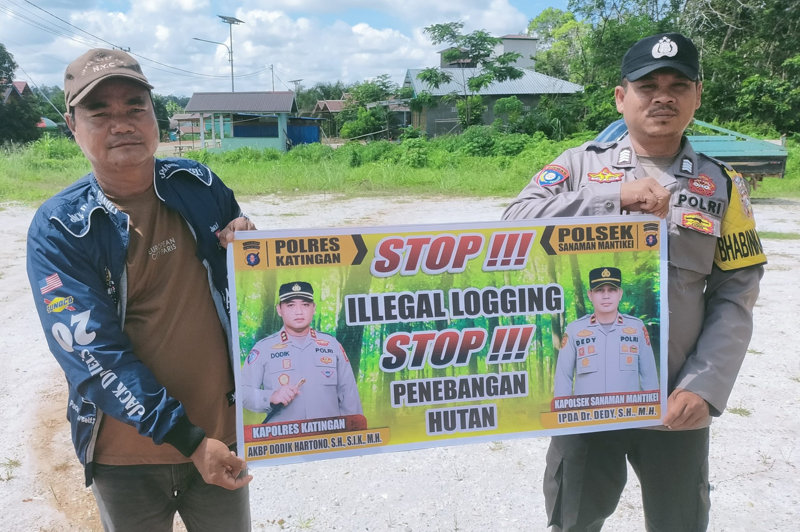 Bhabinkamtibmas laksanakan Sosialisasikan tentang larangan dan sangsi Pidana bagi pelaku Ileggal Logging kepada masyarakat di Desa Binaan.