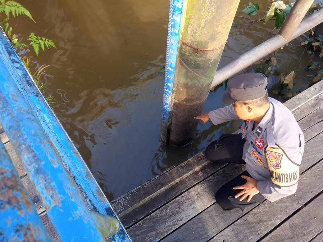 Piket Polsek Bulik Cek debit air di Kelurahan Nanga Bulik
