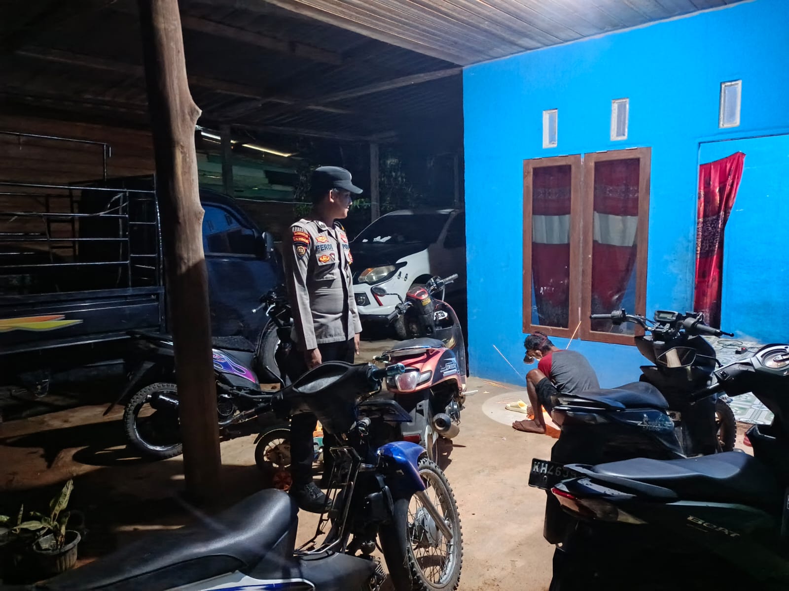 Piket Polsek Silaturahmi ke Masyarakat yang sedang bekerja