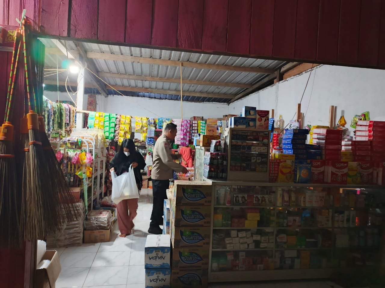 Piket Polsek Lamandau sambang dan Silaturahmi Ke Pedagang