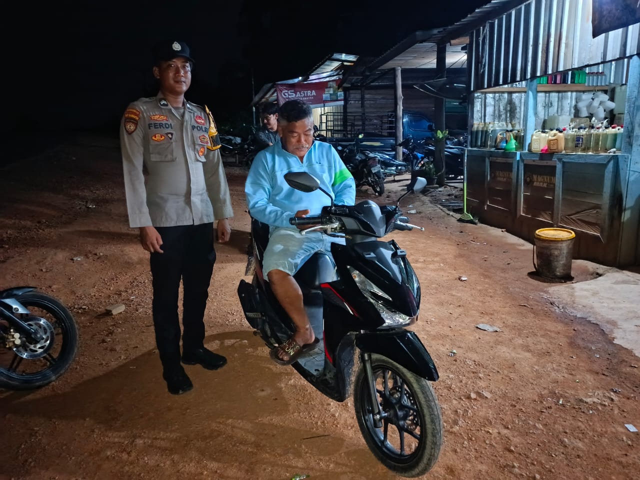 Piket Polsek Lamandau Sambangi Warga yang Sedang Duduk Santai, Sampaikan Pesan Kamtibmas