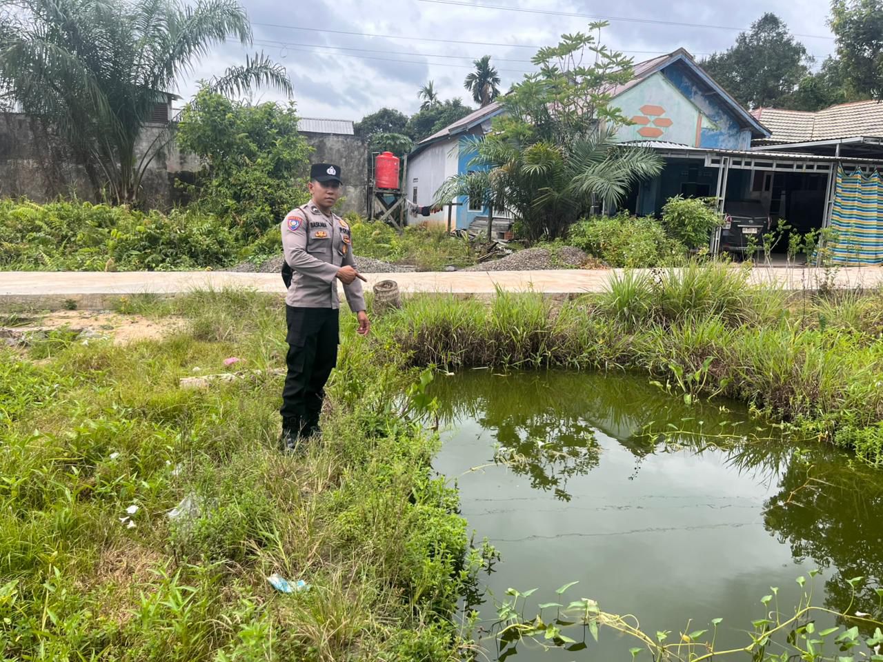Bhabinkamtibmas Lakukan Pengecekan Budidaya Kolam Ikan untuk Ketahanan Pangan