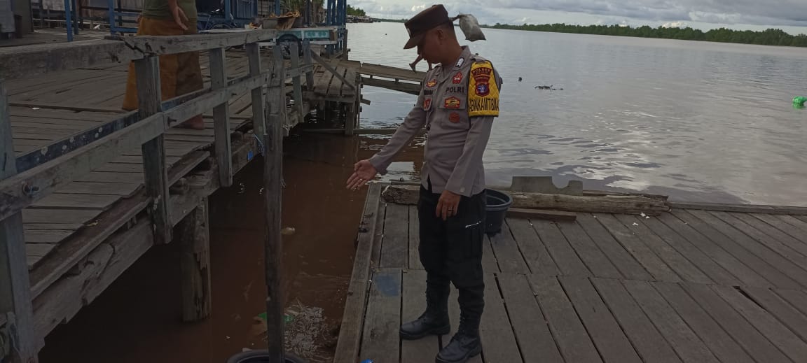 Antisipasi Terjadinya Bencana Banjir, Personil Polsek Katingan Kuala Rutin Melakukan Pengecekan Debit Air Di Wilayahnya