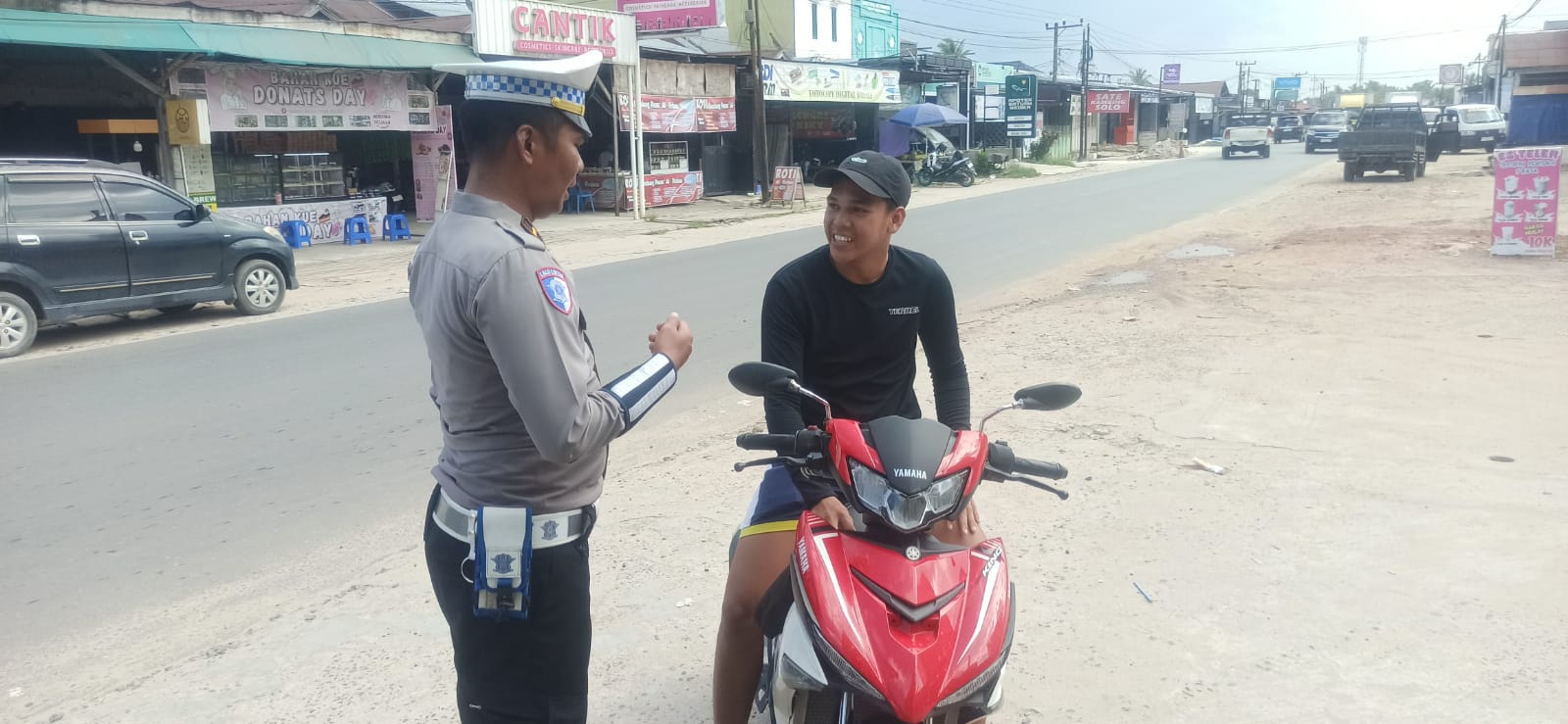 Tidak Menggunakan Helm Saat Berkendara Personel Satlantas Berikan Teguran Humanis.