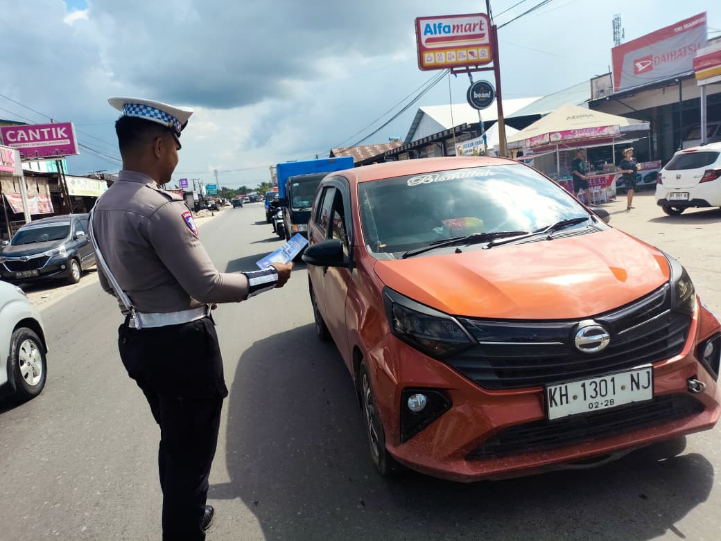 Pembagian Brosur Keselamatan Berlalu Lintas Kepada masyarakat.