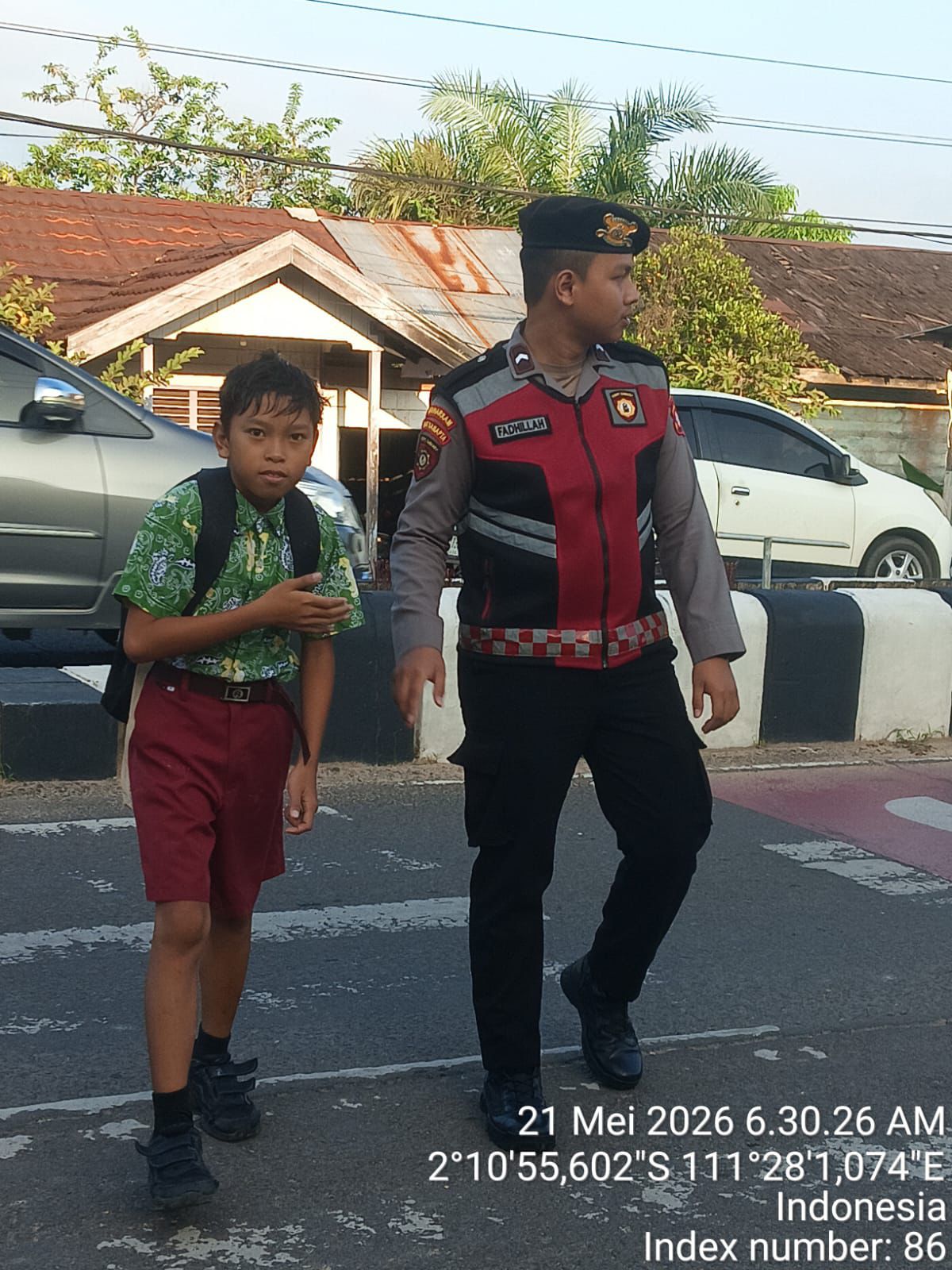 Personel Satsamapta Polres Lamandau Laksanakan Pengaturan Arus Lalu Lintas di SMPN 1 Nanga Bulik