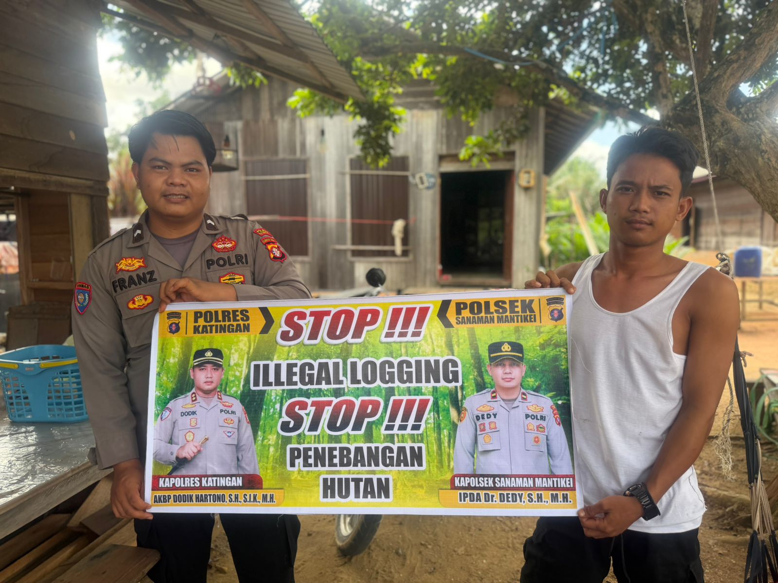 Bhabinkamtibmas laksanakan Sosialisasikan tentang larangan dan sangsi Pidana bagi pelaku Ileggal Logging kepada masyarakat di Desa Binaan.