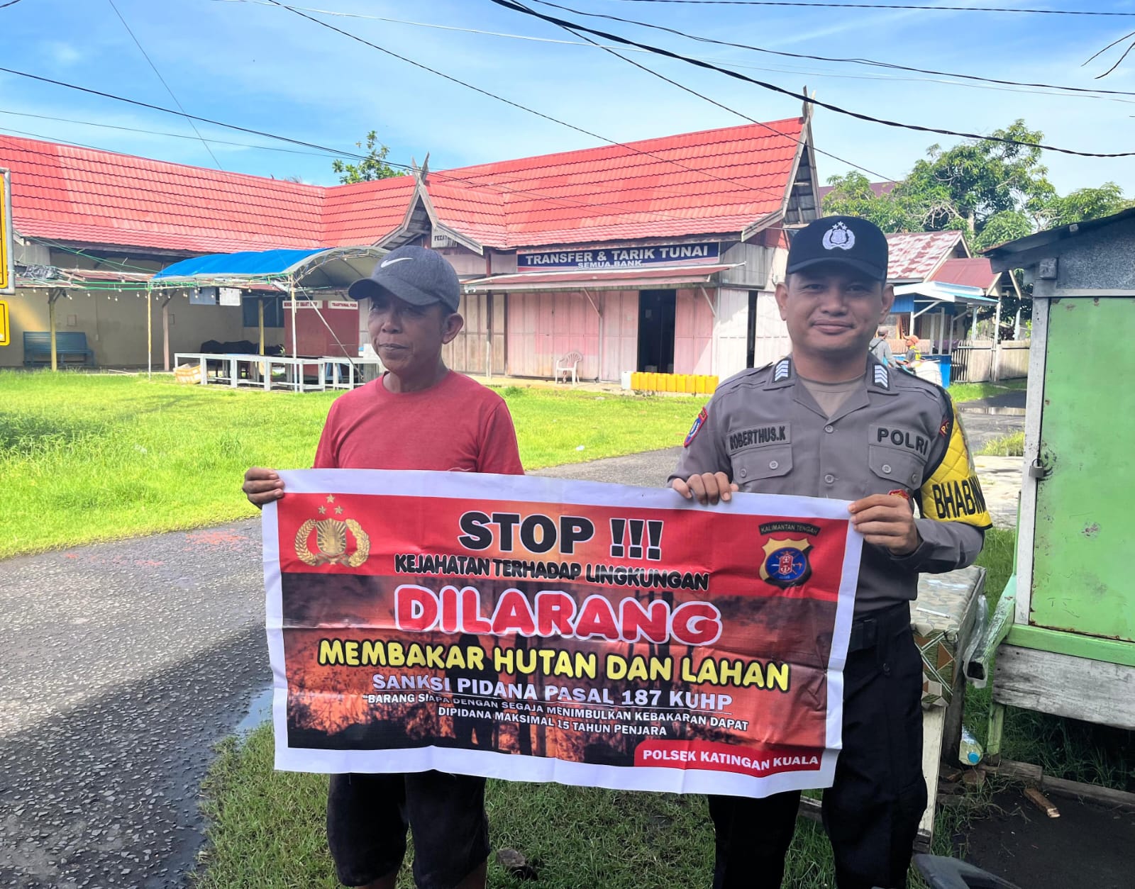 Bhabinkamtibmas Desa Kampung Tengah Sampaikan Imbauan tentang Karhutla Kepada petani