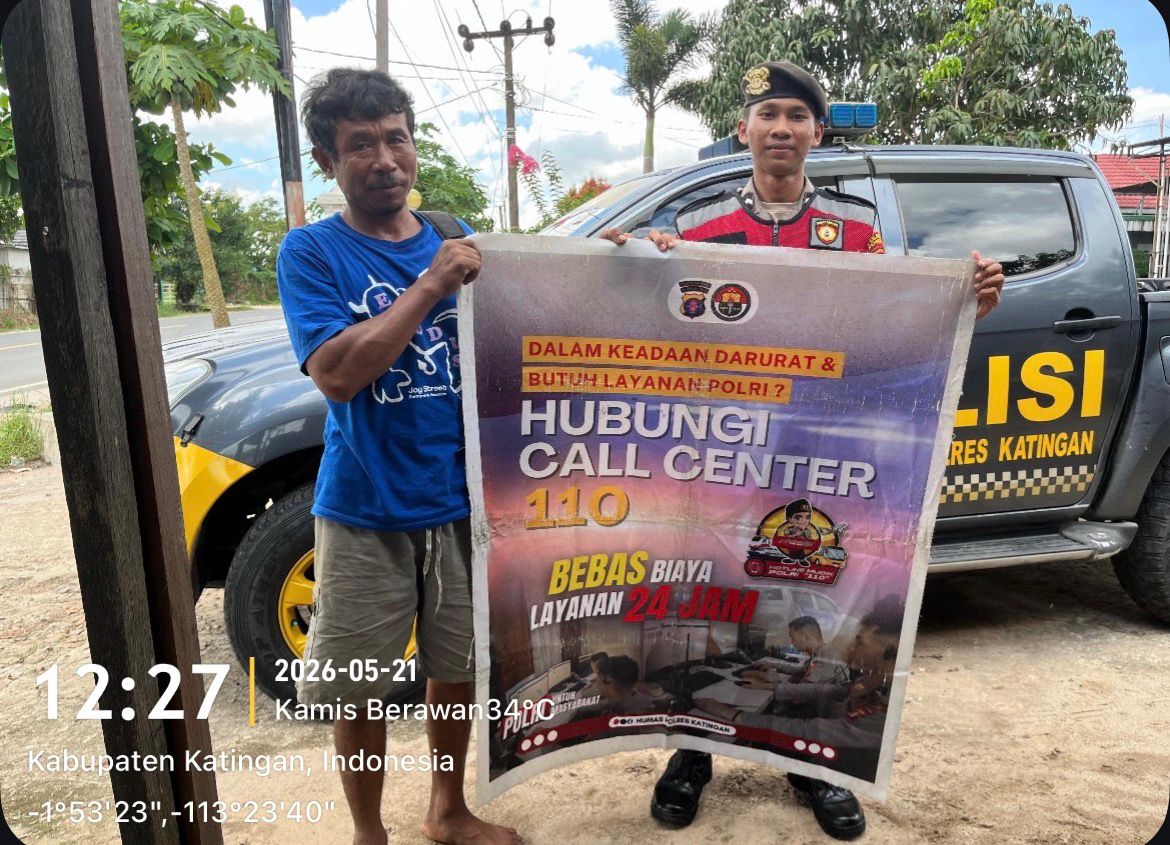 Personel Samapta Polres Katingan Sosialisasikan Call Center 110 Polri kepada Masyarakat Desa Hampalit olehPersonel Samapta Polres Katingan.