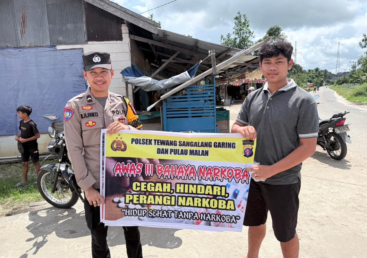 Melalui Media Spanduk, Polsek Tewang Sangalang Garing dan Pulau Malan Imbau Warga Tidak Terjerumus Penyalahgunaan Narkoba.