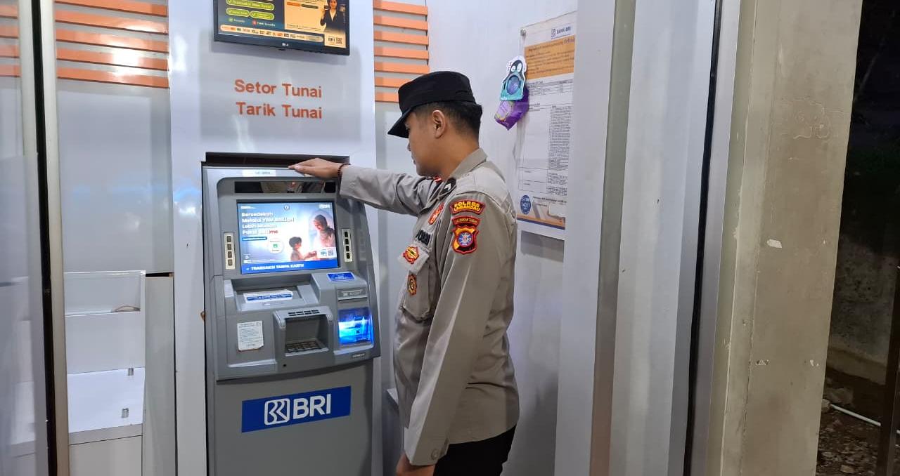 Polsek Sematu Jaya tingkatkan keamanan melalui patroli malam di bank dan ATM