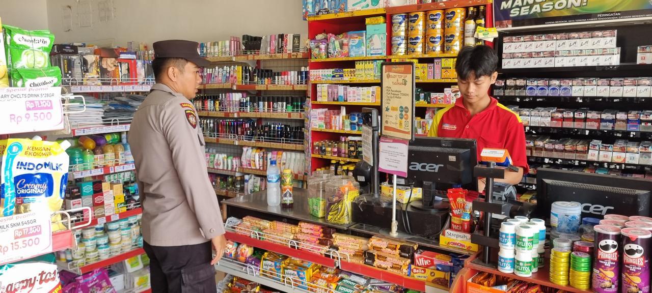 Anggota Polsek Sematu Jaya Brigpol Gatot melaksanakan patroli dialogis di Megamart Kecamatan Sematu Jaya guna memelihara sitkamtibmas di wilayah Hukum Polsek Sematu Jaya