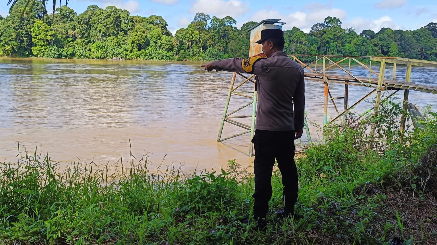 Deteksi Banjir, Polsek Tewang Sangalang Garing dan Pulau Malan Cek Ketinggian Debit Air
