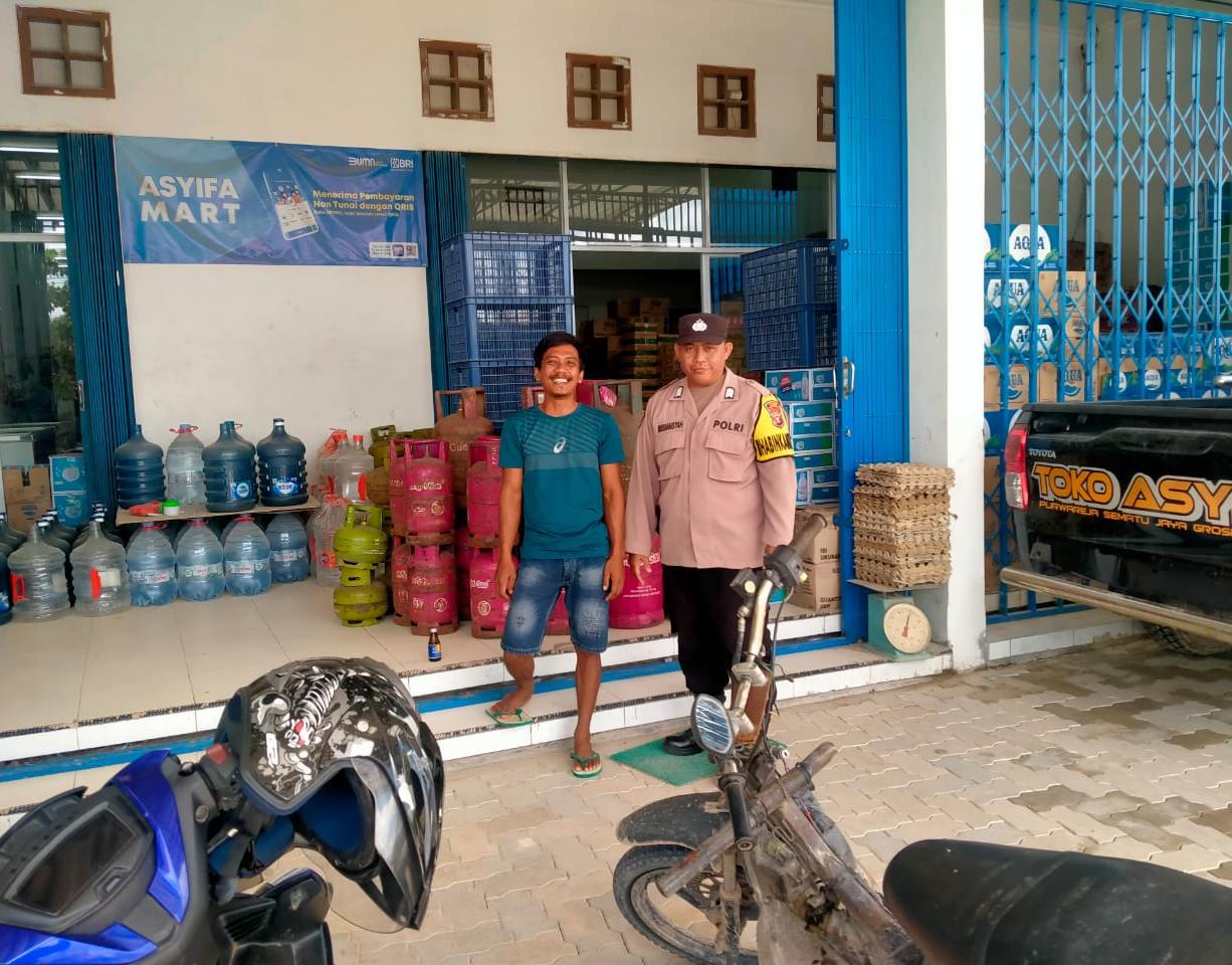 Anggota Polsek Sematu Jaya yang di pimpin langsung, Aipda Erizki melaksanakan patroli dialogis di Megamart Kecamatan Sematu Jaya guna memelihara siskamtibmas di wilayah Hukum Polsek Sematu Jaya.
