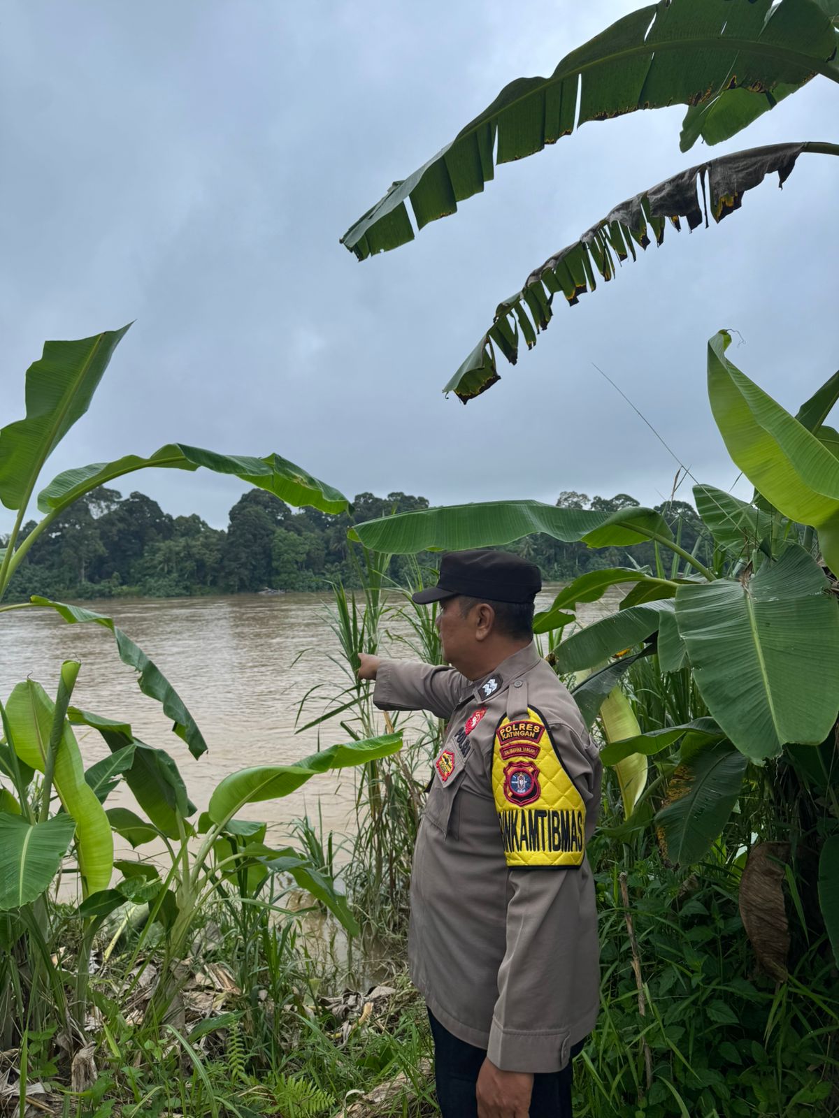 Deteksi Banjir, Polsek Tewang Sangalang Garing dan Pulau Malan Cek Ketinggian Debit Air