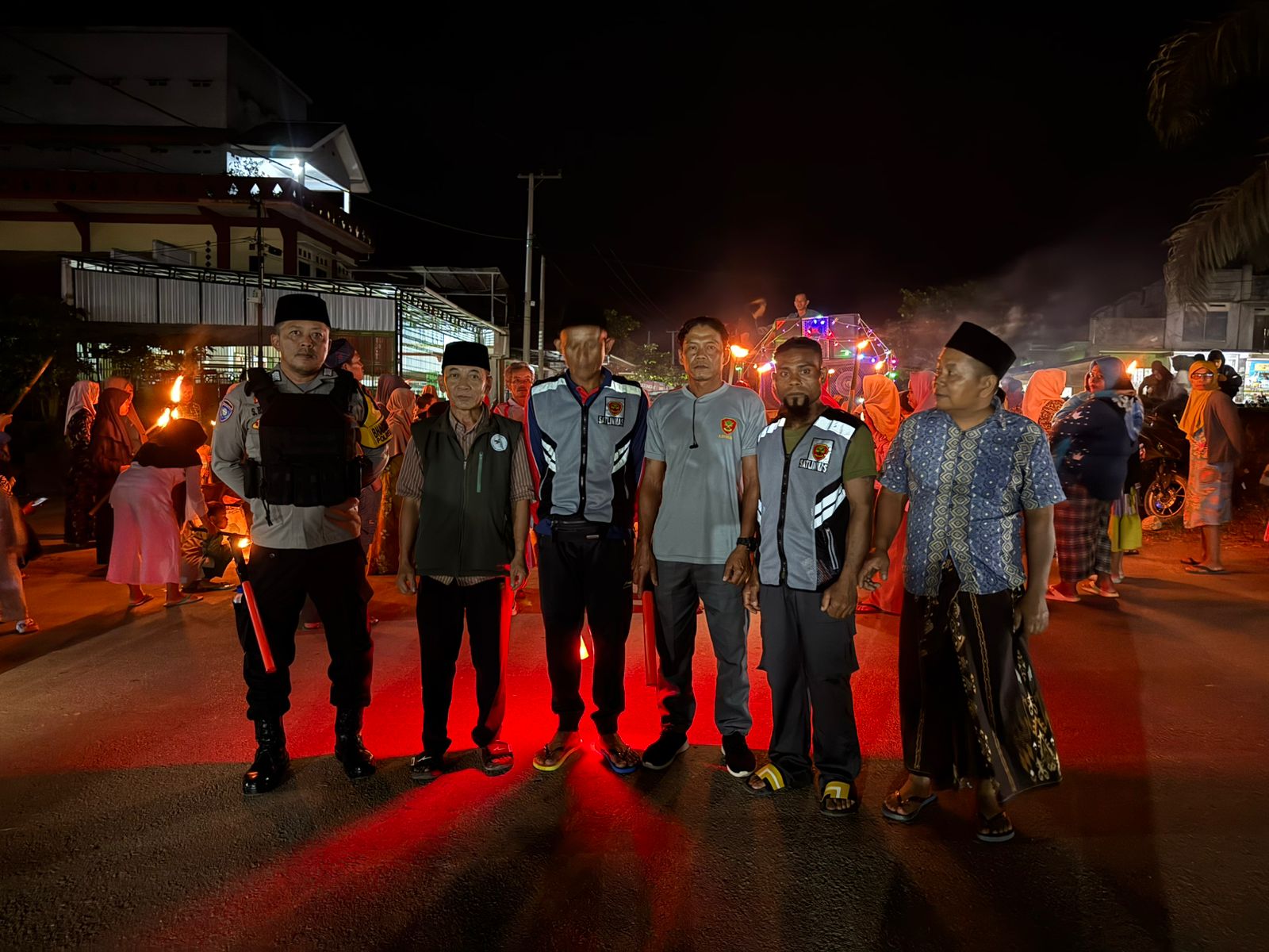Bhabinkamtibmas Polsek Bulik kawal pawai takbir obor, hadir berikan rasa aman kepada masyarakat