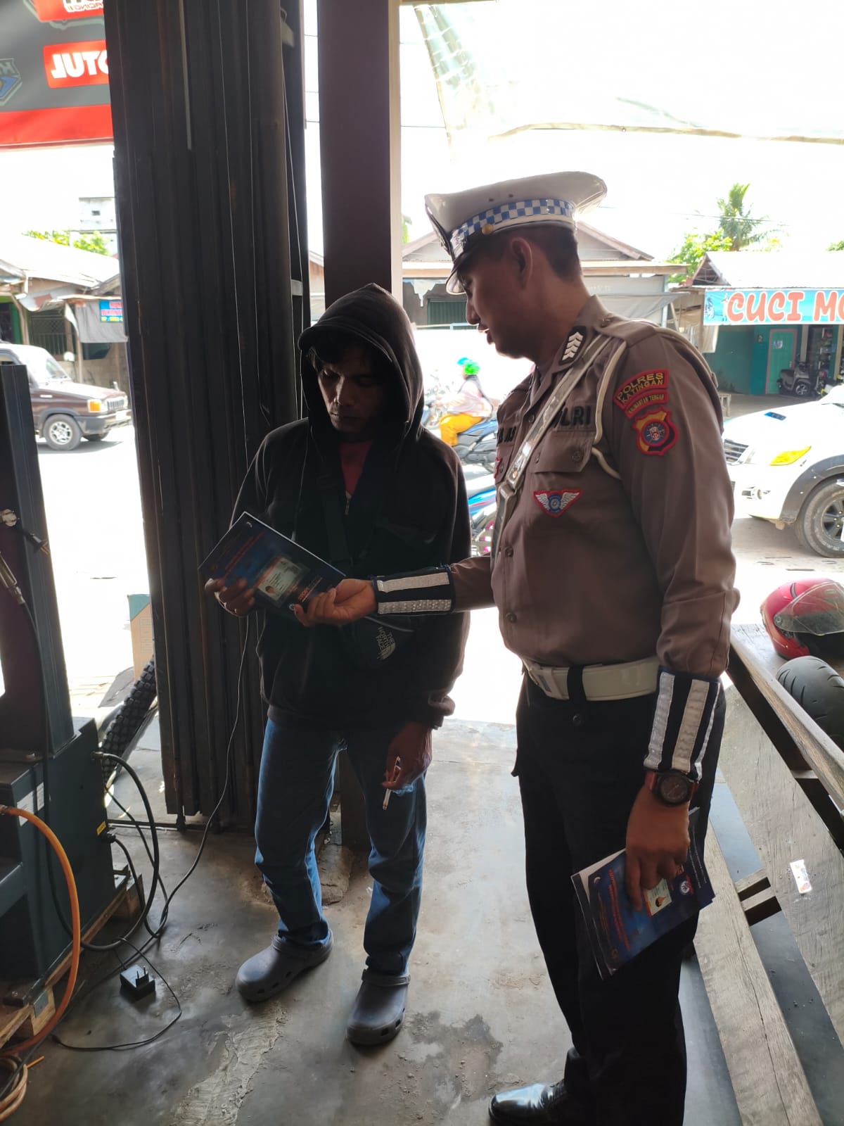 Pembagian Brosur Keselamatan Berlalu Lintas Kepada masyarakat.