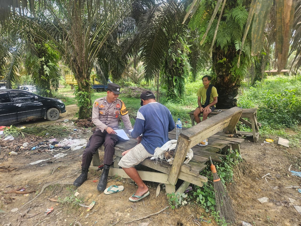Bhabinkamtibmas Polsek Sematu Jaya laksanakan sambang kamtibmas, pererat komunikasi dengan masyarakat