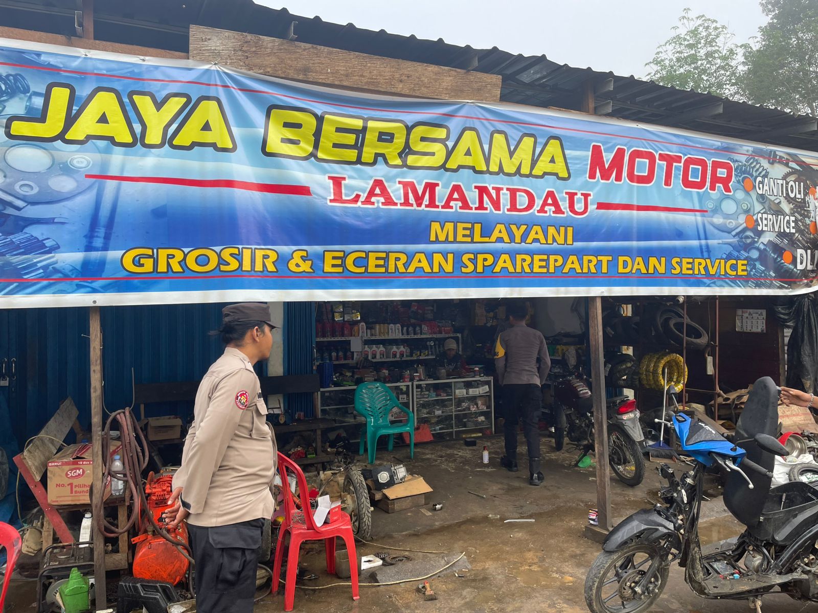 Polsek Delang sambangi bengkel, sosialisasikan pentingnya keselamatan berkendara