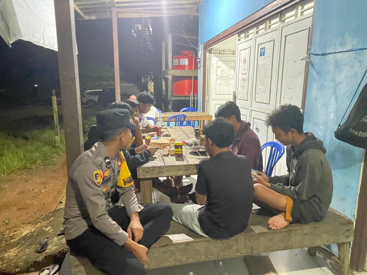 Polsek Delang laksanakan patroli dialogis, sosialisasikan bahaya miras kepada pemuda desa