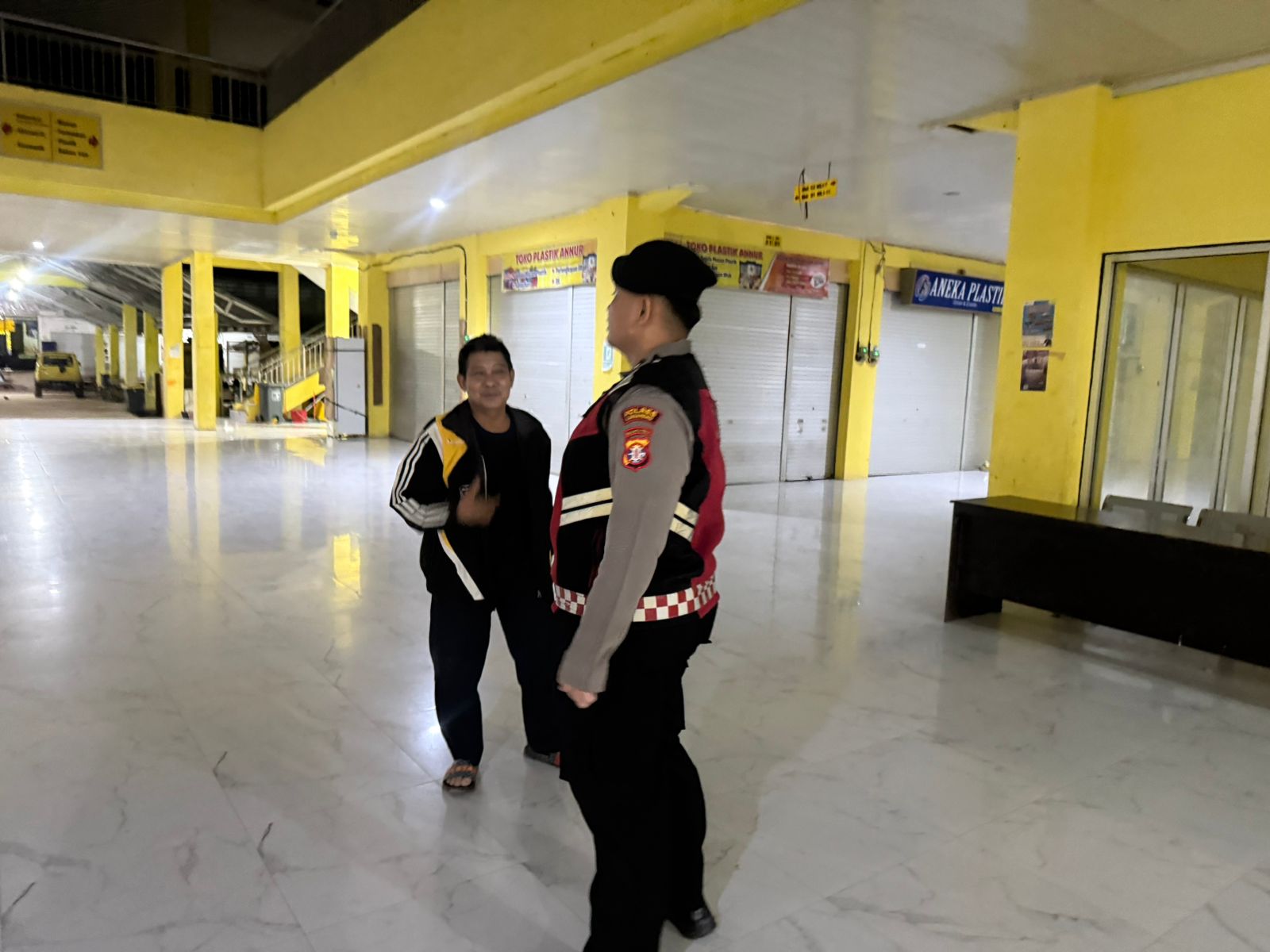 Sampaikan pesan kamtibmas, personel Satsamapta patroli ke Pasar Induk pada jam malam