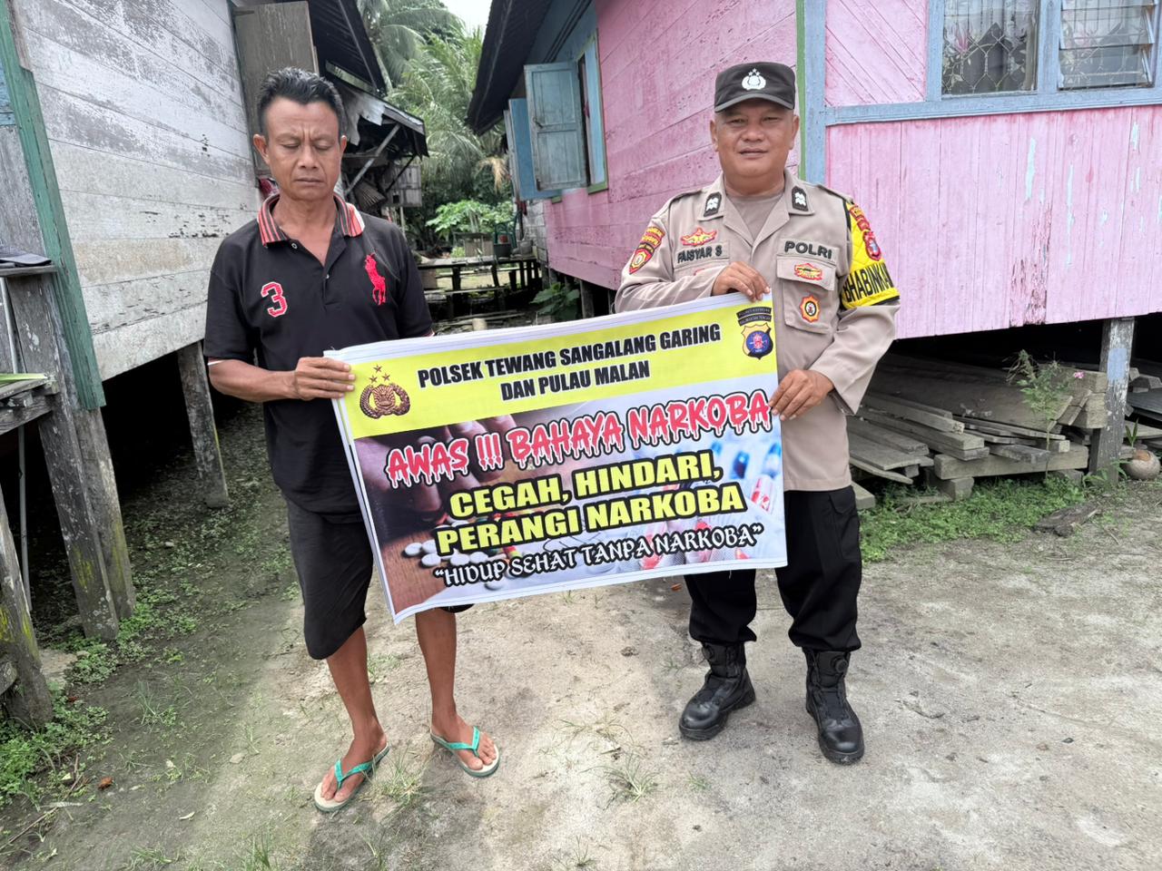 Melalui Media Spanduk, Polsek Tewang Sangalang Garing dan Pulau Malan Imbau Warga Tidak Terjerumus Penyalahgunaan Narkoba.