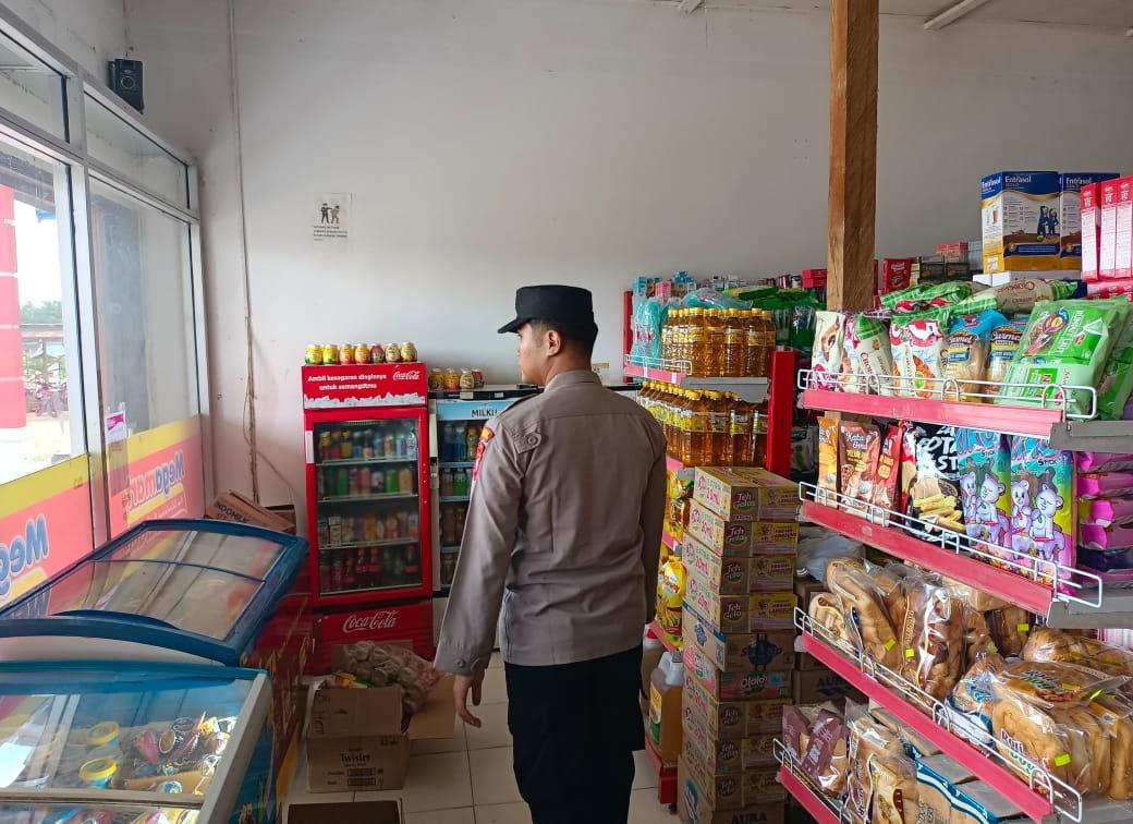 Anggota Polsek Sematu Jaya yang di pimpin langsung, Aipda Erizki melaksanakan patroli dialogis di Megamart Kecamatan Sematu Jaya guna memelihara siskamtibmas di wilayah Hukum Polsek Sematu Jaya