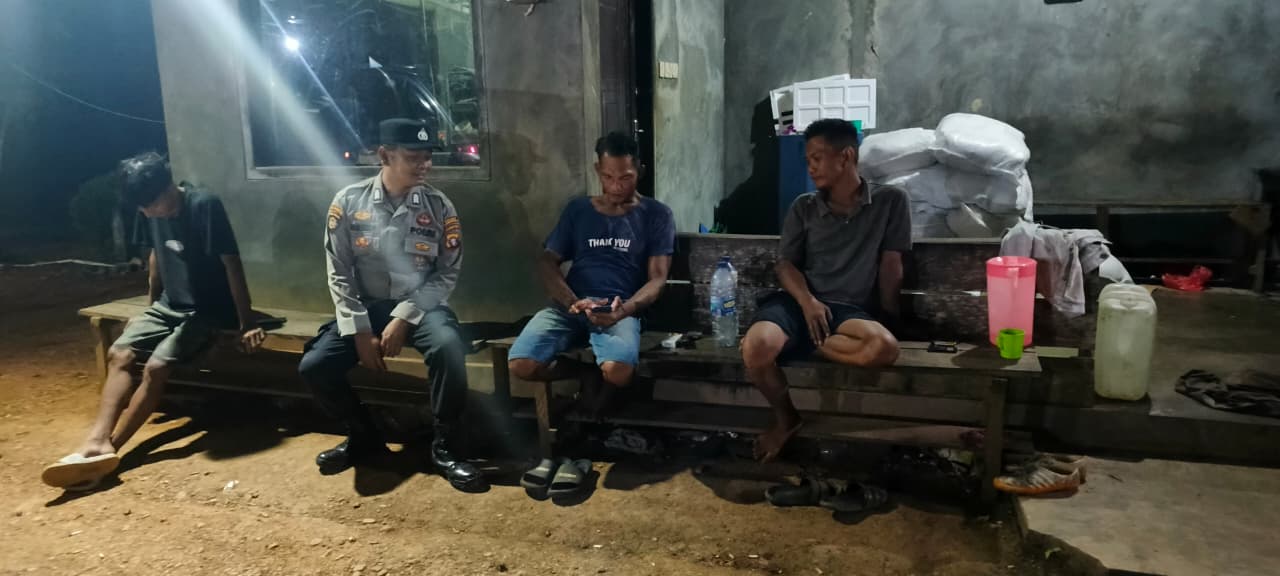 Polsek Lamandau patroli sambang rumah warga, monitor aktivitas masyarakat pada malam hari
