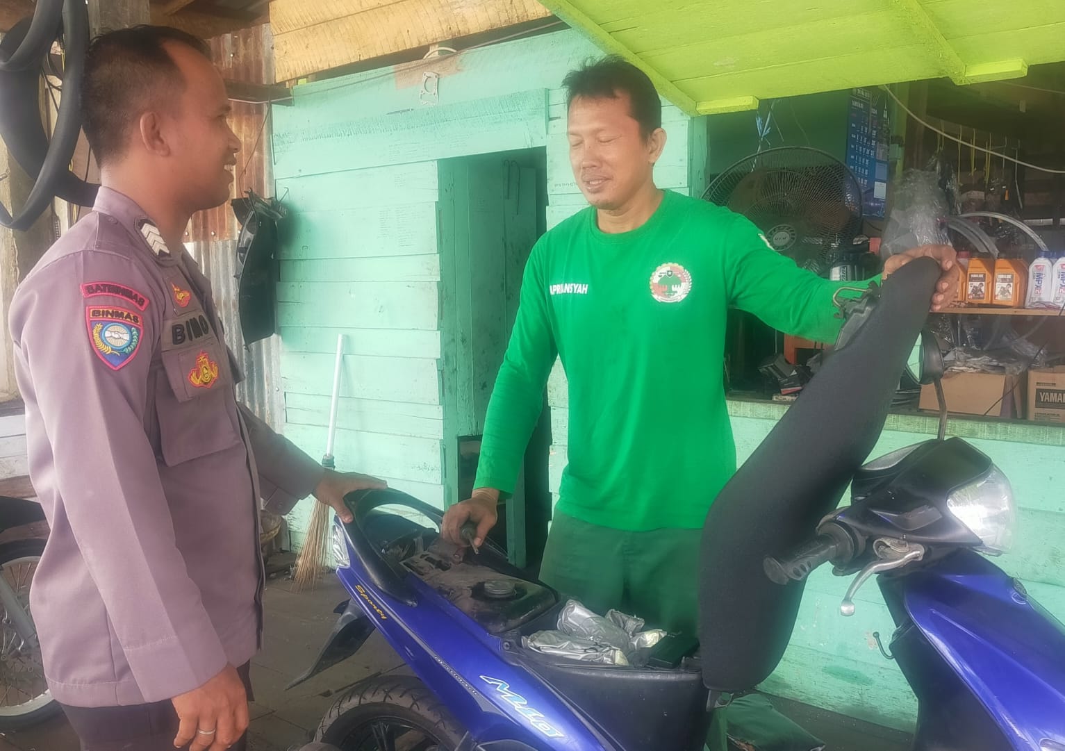 Bhabinkamtibmas Polsek Mendawai Melaksanakan Sambang Kamtibmas Ke Warga Desa Binaannya