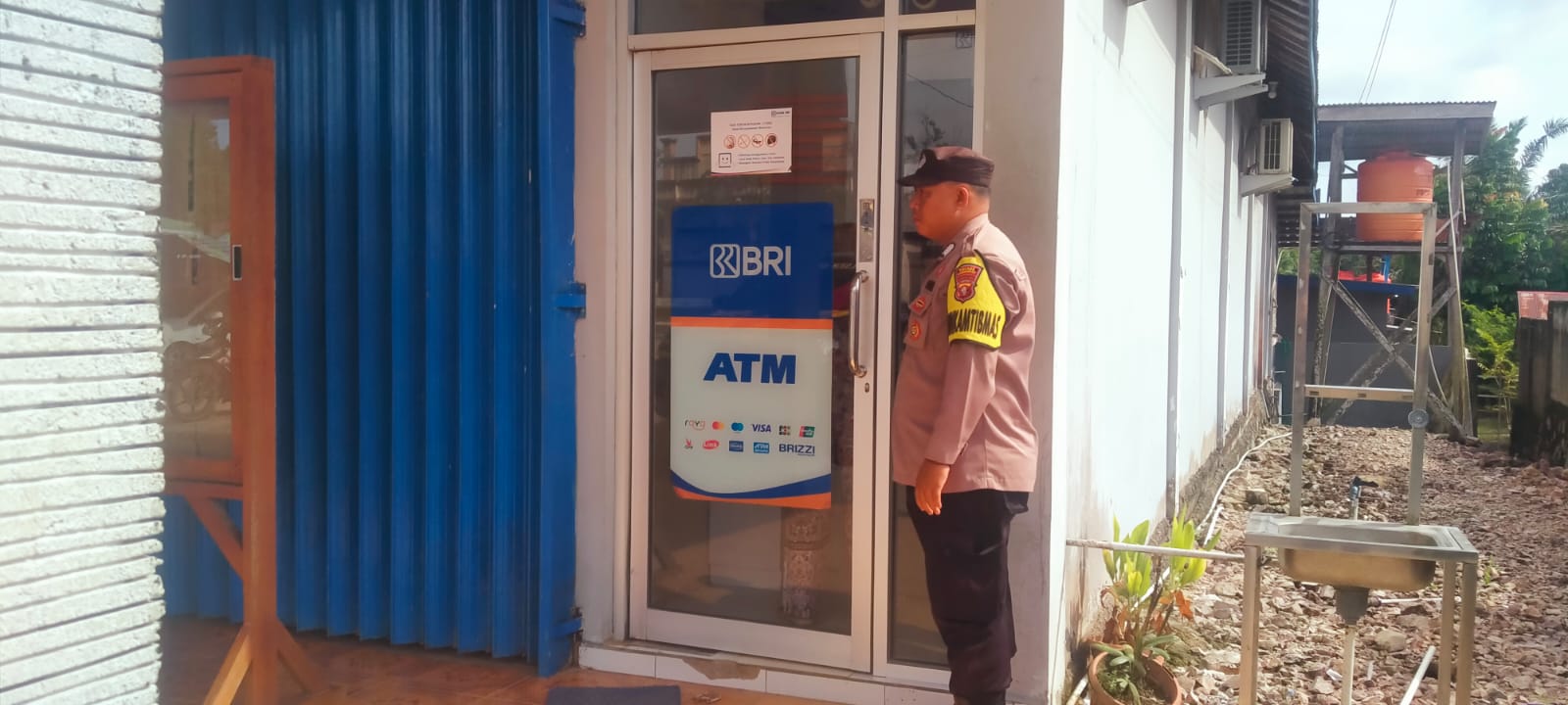 Anggota Polsek Sematu Jaya yang di pimpin langsung, Aipda Erizki melaksanakan patroli dialogis di Megamart Kecamatan Sematu Jaya guna memelihara siskamtibmas di wilayah Hukum Polsek Sematu Jaya