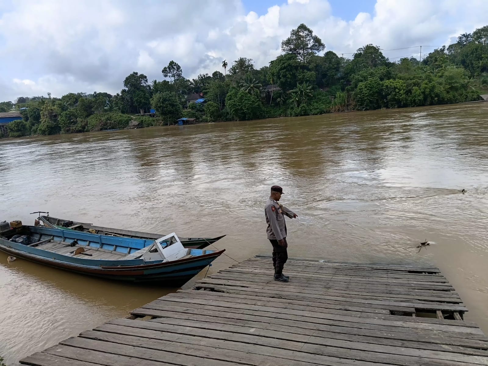 Antisipasi Bencana Banjir, Personil Polsek Marikit Pantau Debit Air DAS Katingan.