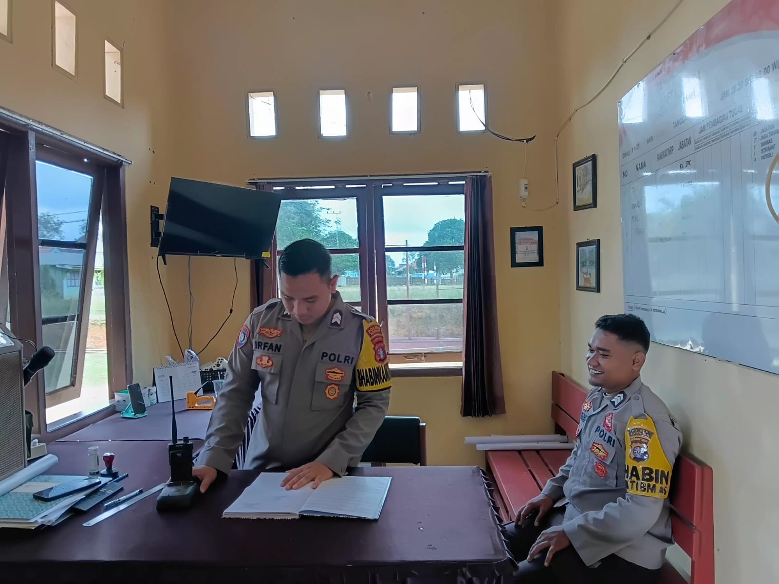 Personil Polsek Marikit Stand By di Mako Penjagaan.