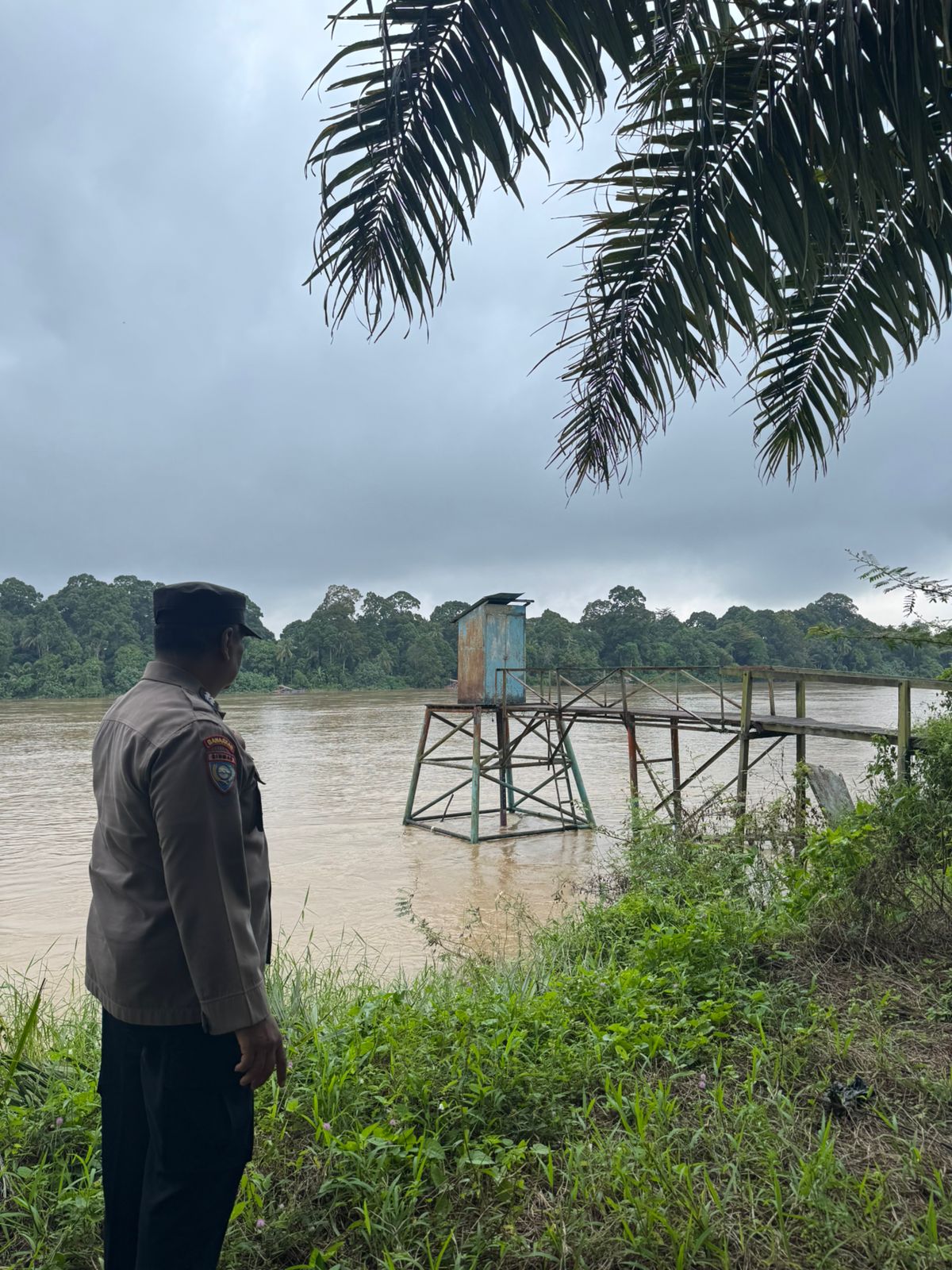 Deteksi Banjir, Polsek Tewang Sangalang Garing dan Pulau Malan Cek Ketinggian Debit Air