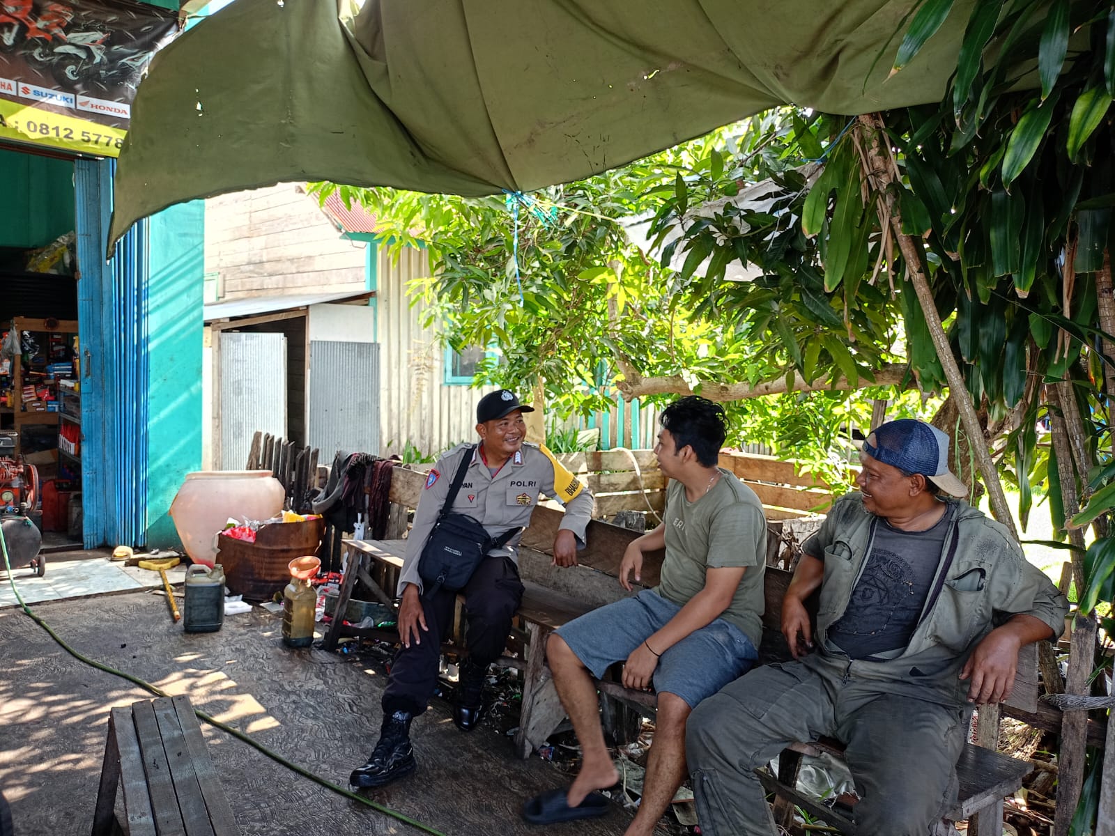 Sampaikan pesan Kamtibmas, Bhabinkamtibmas Polsek Katingan Kuala sambangi Warga.