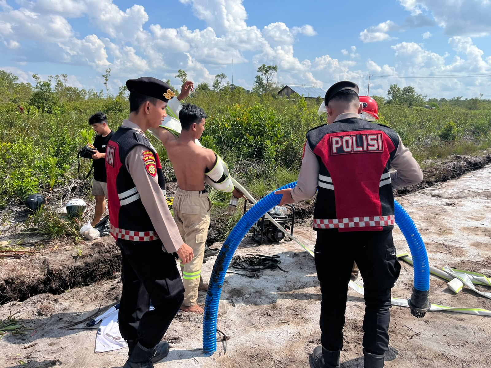 Personel Satsamapta Polres Katingan Bersama Damkar Katingan Padamkan Kebakaran Lahan di Desa Hampalit.