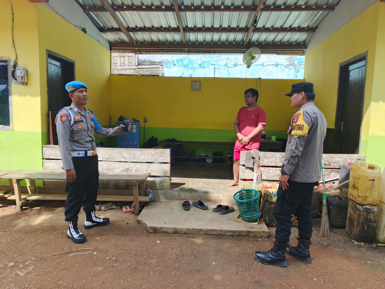 Polsek Lamandau sambangi warga, jalin komunikasi dengan berbagai lapisan masyarakat