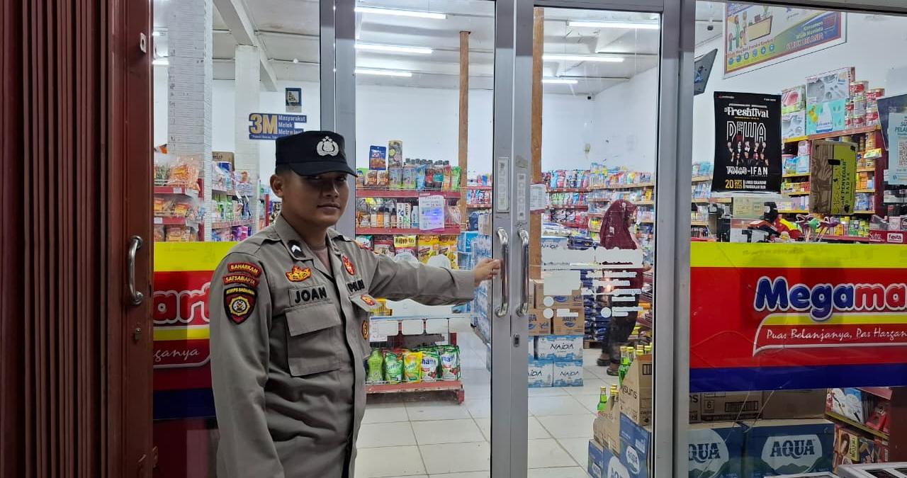 Polsek Sematu Jaya monitoring pusat perbelanjaan, jaga keamanan masyarakat pada malam hari