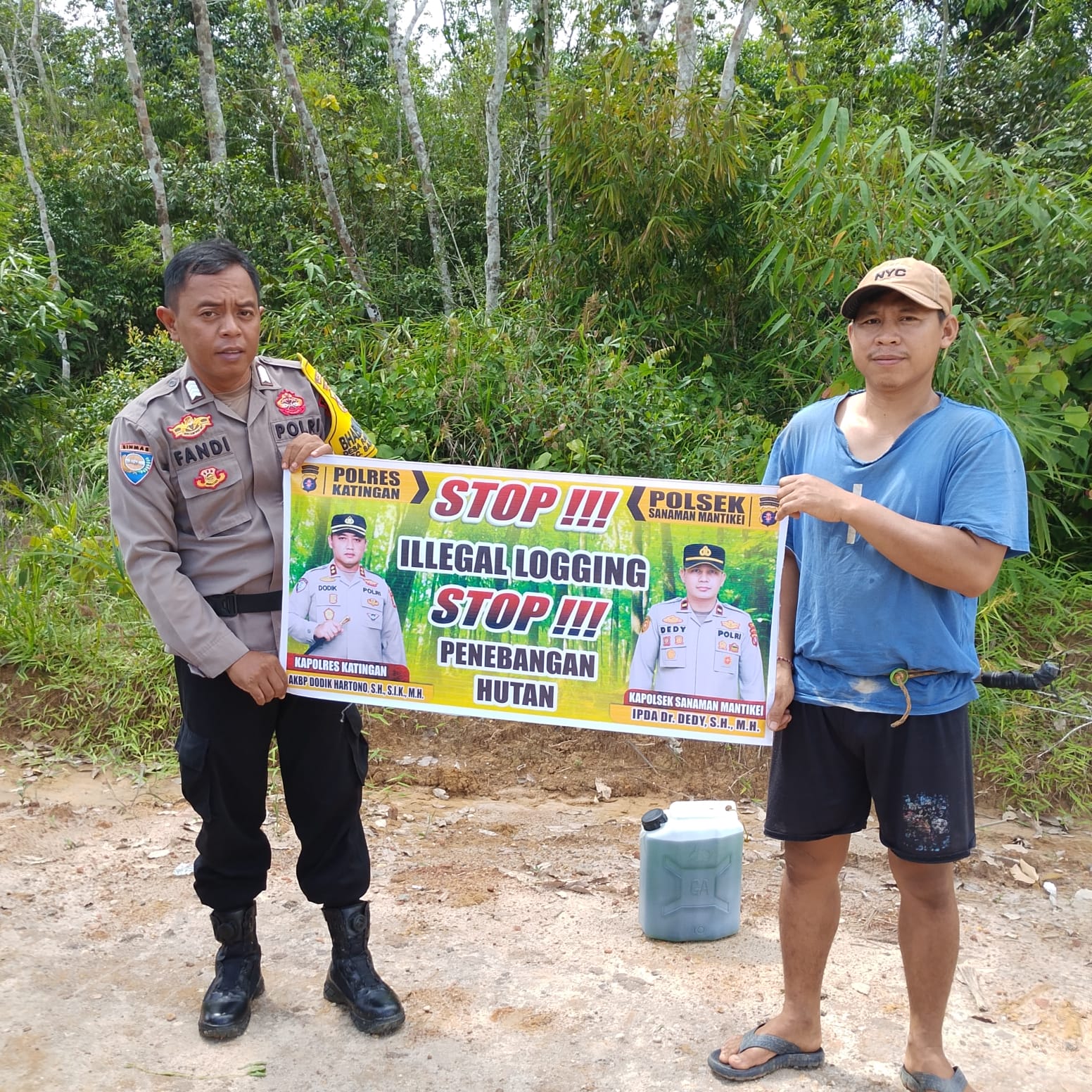 Bhabinkamtibmas laksanakan Sosialisasi kan tentang larangan dan sangsi Pidana bagi pelaku Ileggal Logging kepada masyarakat di Desa Binaan.
