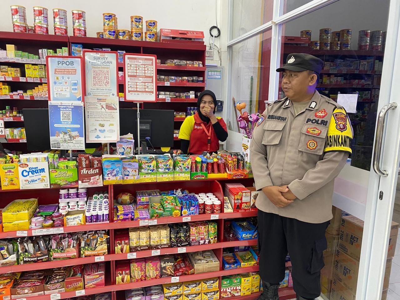 Tak Luput dari Pengawasan, Polsek Sematu Jaya Sambangi Pertokoan pada Malam Hari