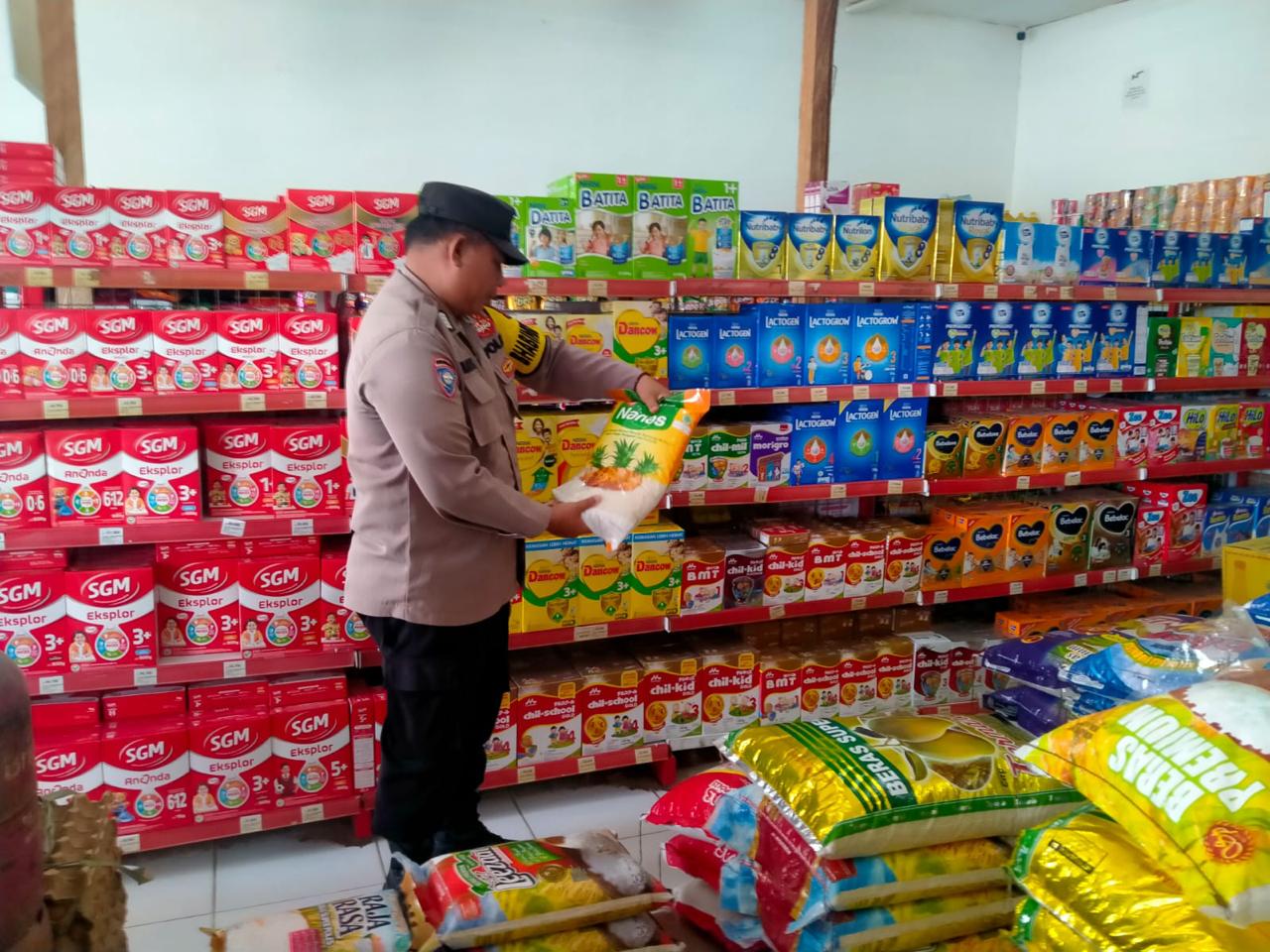 Polsek Sematu Jaya Sambangi Pertokoan, Pastikan Aktivitas Masyarakat Berjalan Kondusif