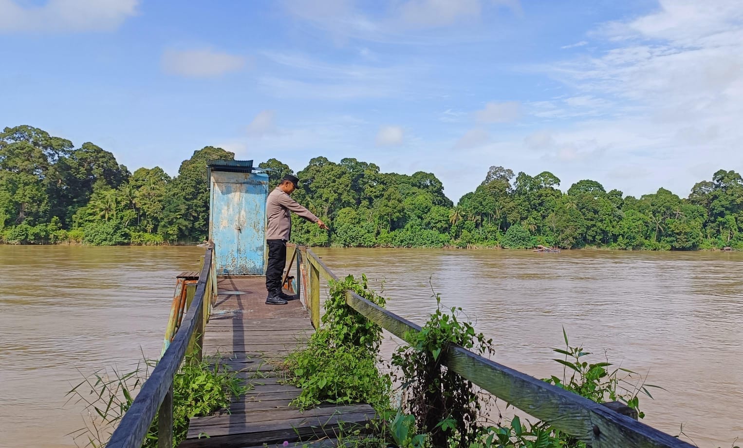 Deteksi Banjir, Polsek Tewang Sangalang Garing dan Pulau Malan Cek Ketinggian Debit Air